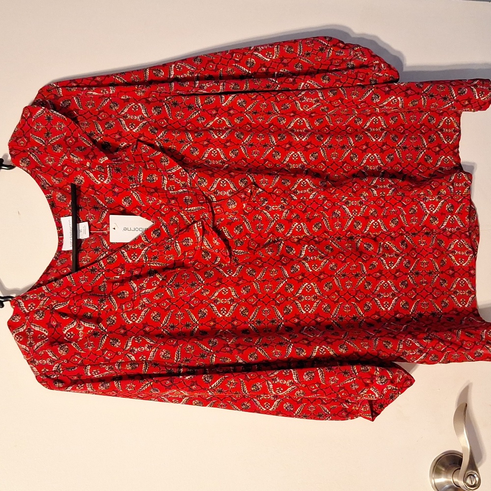 Women's Liz Claiborne 3/4 sleeve top, XL, Red with designs.